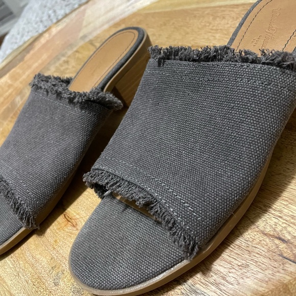 Woman’s Universal Thread Slip on Sandals with a Chunky Heel - Picture 5 of 15